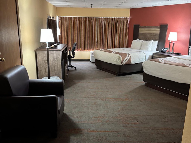 Room with two Queens
